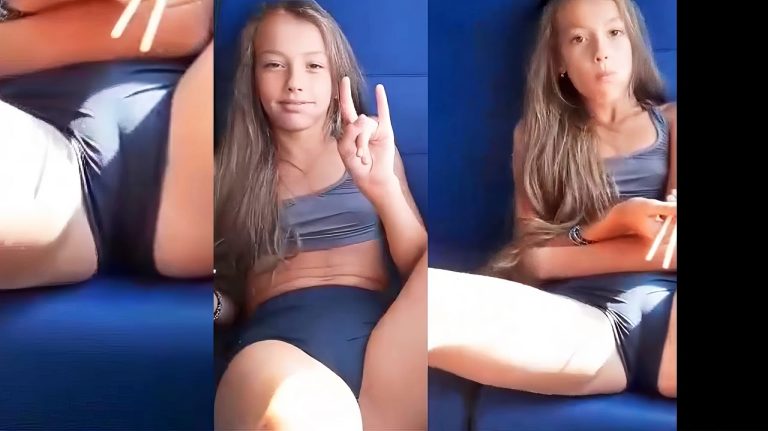 TEEN GIRL ON THE ACCIDENTAL TRAIN CAMELTOE UPSKIRT - CANDID VOYEUR VIDEOS